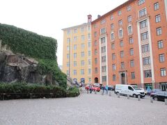 テンペリアウキオ教会 （左側の緑と岩が教会です！）