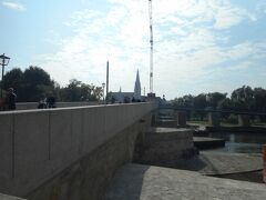 レーゲンスブルクの石橋は修理中でした。
川の流れに沿うような石桁の作りになっているそうです。