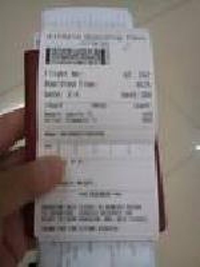 [２０１４/８/１１]<br /><br />こちらが搭乗券です。ここでビックリすることが。05：30発の飛行機に乗る予定なのに、搭乗開始が06：25になっていました。よ～く見ると05：30発のQZ260便から07：05発のQZ262便に振り替えてありました。つまりQZ260便はフライトキャンセルになっていたんですね。あ～あ、折角タクシーで着たのに意味ないじゃん！と思いました。搭乗券は２枚綴りになっています。