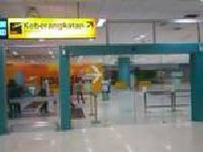 [２０１４/８/１１]<br /><br />それからホールの脇のゲートから到着ホールへ。