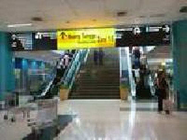 [２０１４/８/１１]<br /><br />最初にエスカレーターの左脇にある両替所でルピアの再両替。<br />それからエスカレーターで２階へ。<br /> 今日はシンガポールから、すぐマレーシアへ向かうので、ルピアをマレーシア・リンギットへ両替しました。