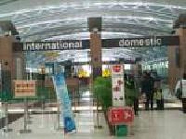 [２０１４/８/１１]<br /><br />国際線と国内線のホールが左右に分かれています。<br /> 左手の国際線側へ行くと、すぐ出国審査です。出国審査では、①旅券、②搭乗券、③出国カードの半券を提出しました。<br /> 出国審査が終わると３点とも返され、次に航空会社のチェックポイントで空港税のステッカーのチェックを受け、ついでに出国カードの半券を回収されました。最後にセキュリティチェックを受けました。