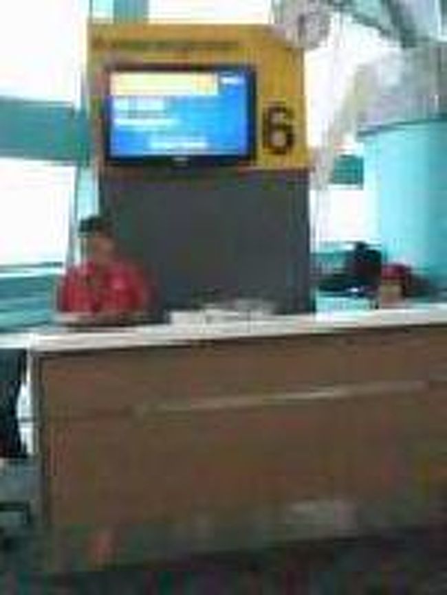 [２０１４/８/１１]<br /><br />航空会社のカウンターがあるのはＺＯＮＥ６だけでした。