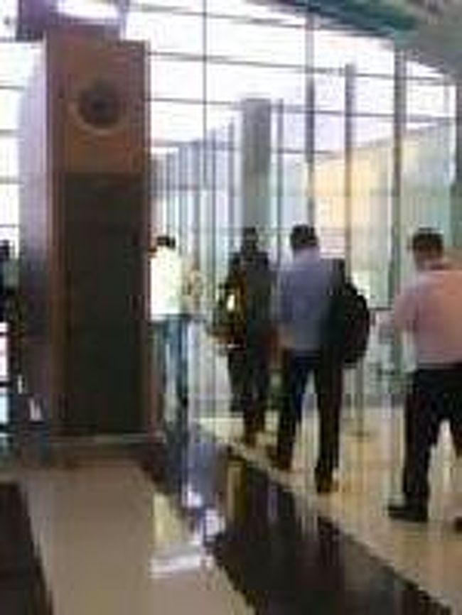 [２０１４/８/１１]<br /><br />搭乗時間がくると、係員はお客さんを誘導します。搭乗口はＺＯＮＥ６の横(ホールの一番奥)にあります。