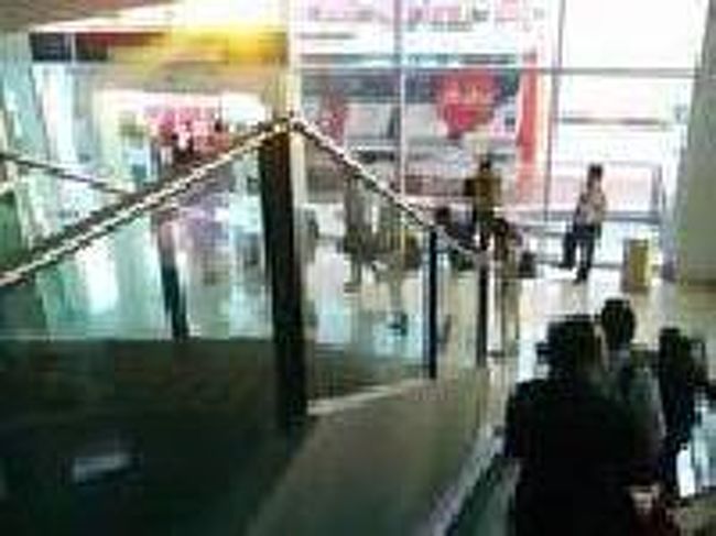 [２０１４/８/１１]<br /><br />エスカレーターで下りて行くと