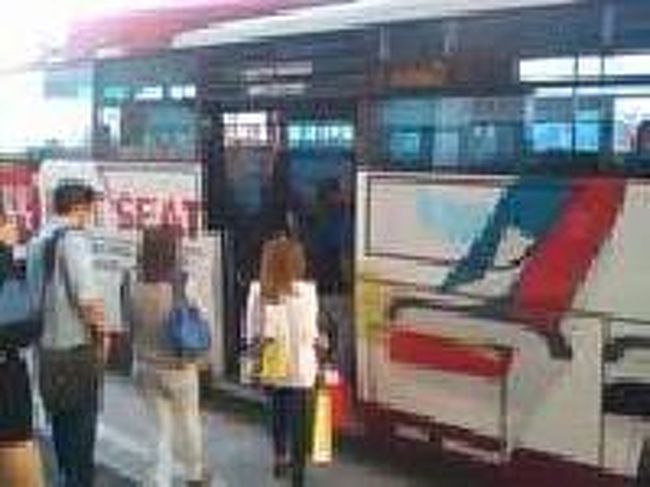 [２０１４/８/１１]<br /><br />エアアジアのロゴのついたバスに乗り込みました。