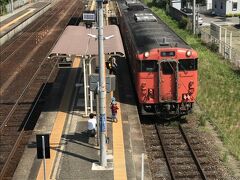 11:14 小串着。ここで２３分停車。跨線橋を渡って、改札口前の灰皿で一服、ついでに自動販売機でお茶も購入。
