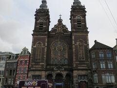 アムステルダム中央駅まで戻らずに一駅手前でバスを降りました。皆が降りるから便利なのかな～なんて。
教会目の前です。