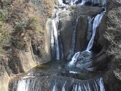 袋田の滝
JR東日本の駅からハイキングをちょうどやっていて、駅前から袋田の滝までガイド付きで歩いていく。歩いて30分くらいの距離を、寄り道をしながら一時間半くらいかけて到着。
今年は凍っていなかった。