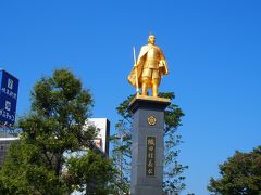 またまた歩いてJR岐阜駅へ。
岐阜といえば信長。
金色に輝いています。