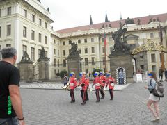 徒歩数分でプラハ城へ着きました！
鼓笛隊の方々がちょうど行進中でした。