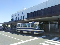 対馬空港に到着。

出発ロビーをのぞいてみましたが、ちょっと前に飛行機が離陸したばかりで、土産物店はどこも閑散としていました。