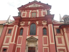 次は聖イジー教会です。
ガイドブックによると「プラハ市内で2番目に古い教会」との事です。