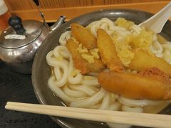 旅のシメは、「牧のうどん」でごぼう天うどん（480円）をいただきます。食べても食べてもなくならないうどんをなんとか完食。満腹になって新幹線で帰途につきました。（おわり）