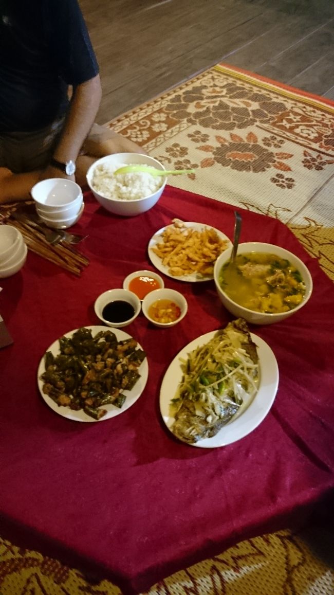 欧米チームと夕食までコミュニケーションを取ってたら、ガイドくんが、「君たちは違うテーブルだよ」って。<br />スペインのご夫婦が一緒でいいじゃないかって言ってくれて、ガイドくんに理由を聞いたら、私のベトナム人の友達が、私と友人がみんなでシェアだと食べる量減ると可哀想だから、二人は別にしてあげてって言ったみたい。<br />その場でベトナム人の友達と電話して、「私たち大食いじゃないし、みんなでわいわい食べたい！」と説明し、ガイドくんにもわかってもらえました。