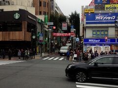 飯田橋の駅から歩いてすぐの神楽坂通りがメインストリートです。
左右に沢山のお店が並びます。
入り口はスタバが目印。神楽坂坂下～神楽坂坂上までが神楽坂通り商店会、神楽坂坂上から早稲田通りは神楽坂商店街です。