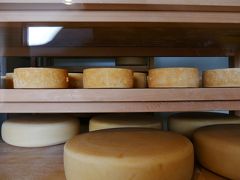 アトリエ・ド・フロマージュも以前のさえない（おっと失礼）店舗から
きれいになっていました。チーズ以外にピザ（それもミニピザまで）や
地ビールなどいろいろと売っていました。
