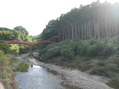 「温泉郷入口」というバス停で降りると、なんとも風情たっぷりな橋が。
