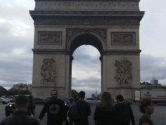 夕方前に着いたので、早速ベタにパリ市内を案内してもらいます。
凱旋門って、おっきい～