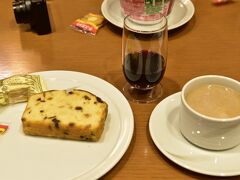 博多駅から地下鉄で７分ほどで空港国内線ターミナル到着。

国際線へは連絡バスで１２分。
空港内移動の方が時間がかかるのです。

預託荷物はないので、チェックインカウンターへ直行です。

出発前の一連の儀式を滞りなく済ませ、ラウンジで軽くスイーツなんぞを頂ます。
朝っぱらから景気づけの赤ワインも飲みます。