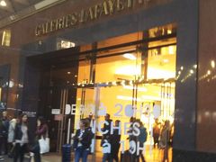 こちらの百貨店とか、スーパーは入るときに荷物のチェックがあるんですねー。
百貨店は19:00閉店みたいです。