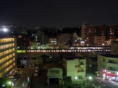 横浜の今夜のお宿ホテルマイステイズ横浜、新しいビジネスホテルみたいです。

ホテルの窓から京急黄金町駅が見えます。