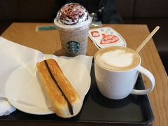 パンケーキを食べるために朝ご飯は全部食べなかったし、天気がとても良くて２時間外を歩き続けるのも暑いので早速休憩。