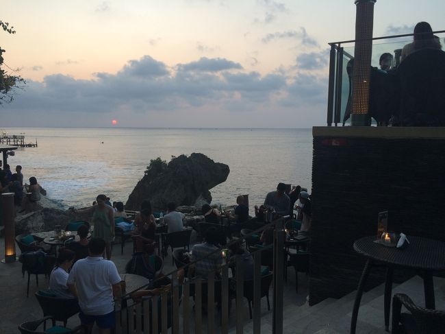 プールの逆サイドは、こちらも有名なロックバー！<br />大混雑です 笑