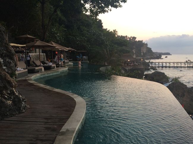 プールのとこに到着！<br />インフィニティ！<br />夕方になり、皆んなプールから上がられてきましたね