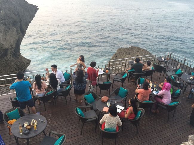 ロックバーは写真で有名なとこですが、結構席が多くてメインの所は殆ど座れない感じですね^^;