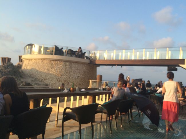 夕日の時間なので、夕食の予約時間まで時間もまだあるし、ロックバーで1杯飲む事に！ メインの所を過ぎて奥まで連れていかれて、こんなとこまであったんだって感じでした