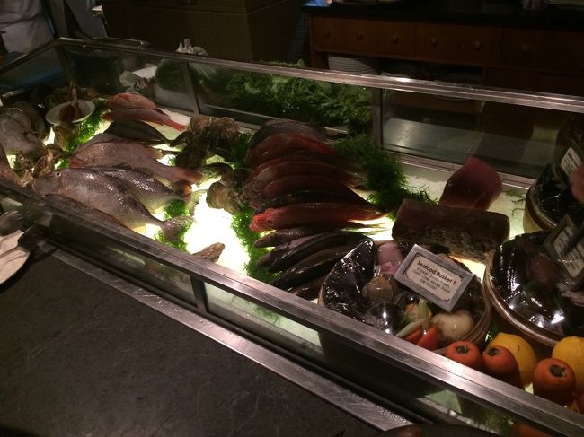 さて！メインの魚は自分で選びに行くスタイルです！<br />新鮮な魚がズラッと並んでおり、お洒落です。<br />全く何の魚か分からないのがあり、選ぶのに悩みました。