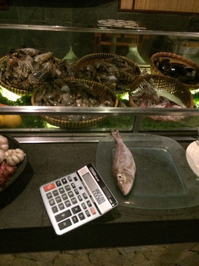 これ何の魚か不明でしたが、選んでみました(´∀｀=)<br />電卓で金額を見せてくれます！<br />写真には無いですがイカも頼みました。