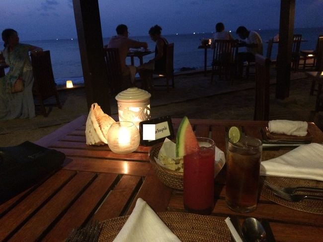 まずは飲み物を頼んで、急に暗くなってきました