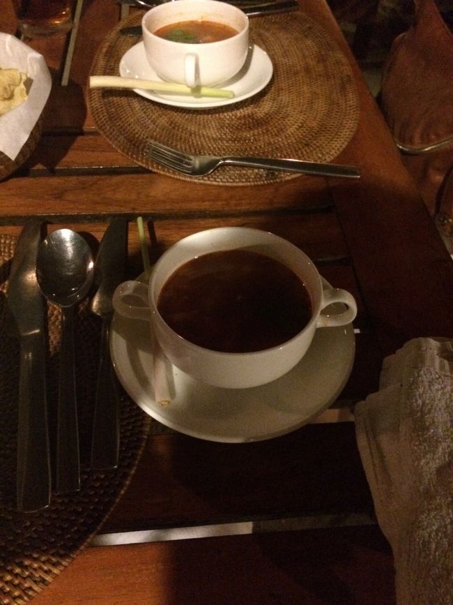 選び終わったら席に戻り、すぐにスープがやってきました。