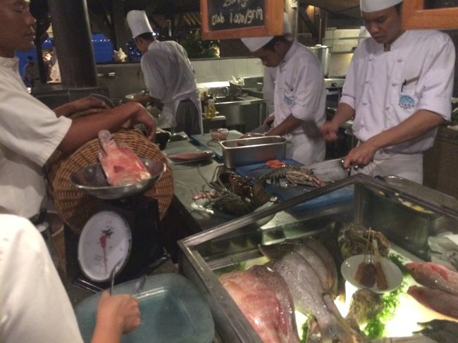 選んだ魚は測りで重さを測定。重さ×単価になります。ロブスターもありましたがさすがの金額でやめました。