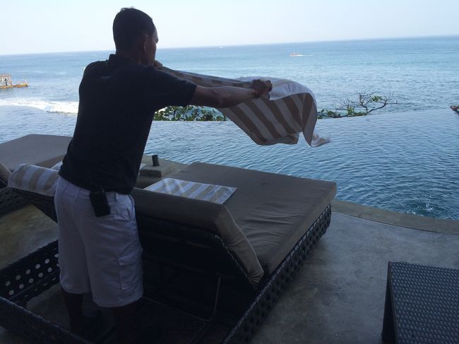 座るチェアを決めたら、スグにスタッフが飛んできて、タオルをセットしてくれました！<br />昨日から、アヤナの従業員は笑顔でホスピタリティが出来ていて気持ちいいです(゜▽゜)