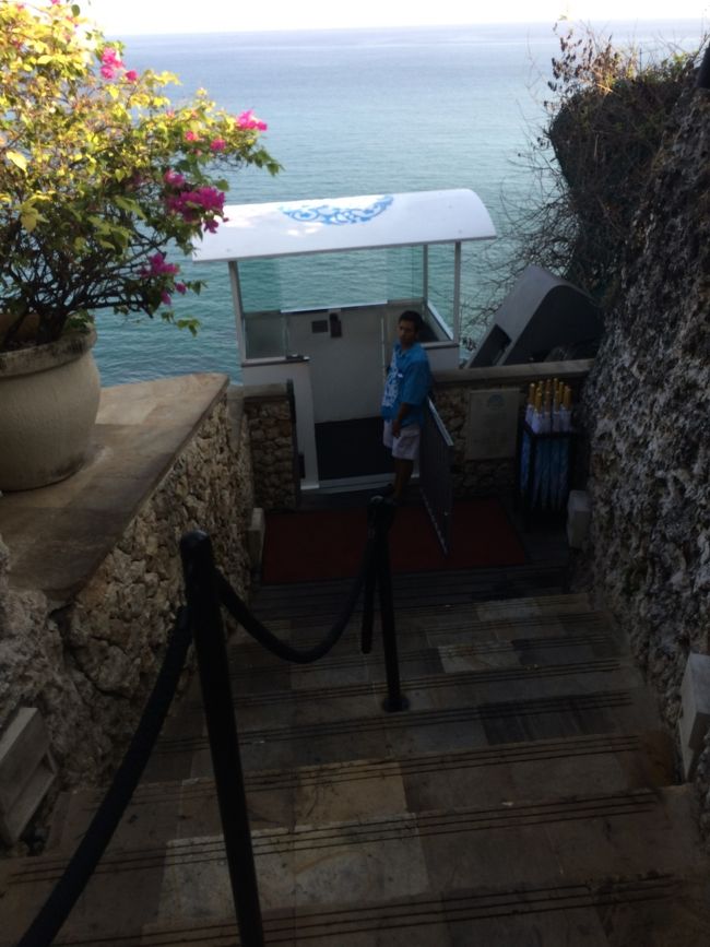 ロックバーに降りる場合、このスロープで降りれるんですが、日中は並ぶので昨日は階段で降りました。<br />只、宿泊者しか利用できません！