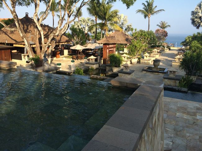 2日目<br />早朝からアヤナに移動して、昨日人が多かっロックバーとインフィニティプールへ！