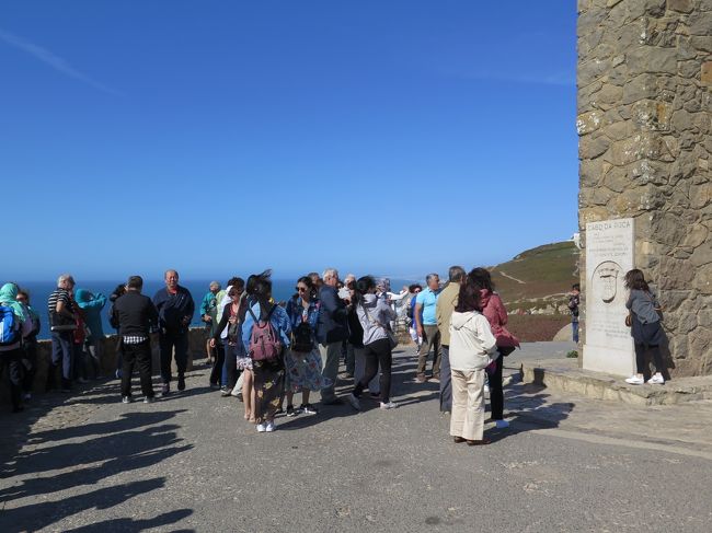 ロカ岬のこのスポットはすごい人。<br /><br />順番待ちして写真を撮ります。