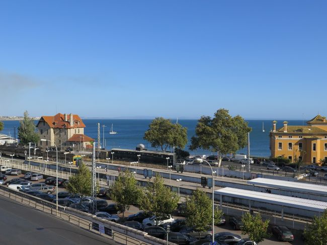 バスに乗って向かった先はカスカイス。<br /><br />空の色と、海の色に癒される。