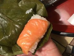 奈良といえば…柿の葉寿司を食べねばと、ランチにいただきました。