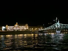 8時15分出発のナイトクルーズに参加。ひとり5,500フォリント（約2,360円）で約1時間のクルージング。川から見る街と橋の夜景はブダペストならではの美しさ。
https://legenda.hu/en/danube-legend
