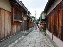 石塀小路。和服姿が似合いますね。