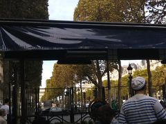 待ち合わせまで、シャンゼリゼでお茶することに。