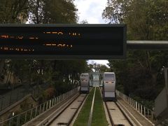 モンマルトルの丘の麓です。
歩き疲れたので、ケーブルカーに！
メトロのチケットで、乗れます！