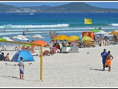 【ブラジル、リオデジャネイロの美しいビーチ、カーボフリオ（Cabo Frio）】

このビーチの名前:Praia forteの意味は、終始　風が強い　という意味もあります。