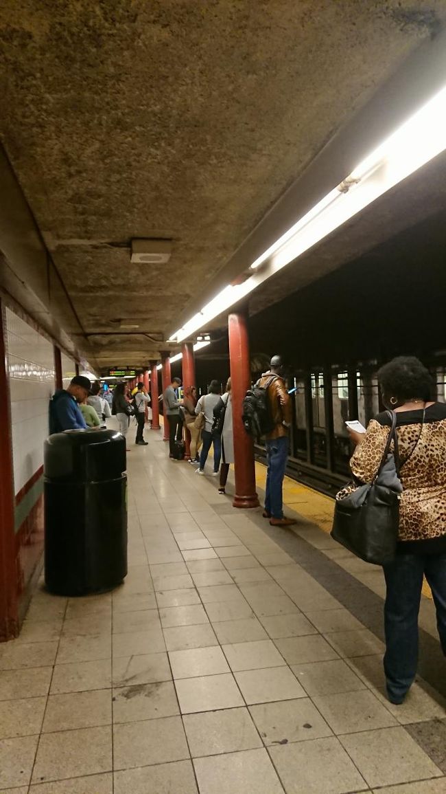 9:18　最寄りの3 Av - 149 St駅　5号線からメトロポリタン美術館に向かいます。サウスブロンクス全然普通