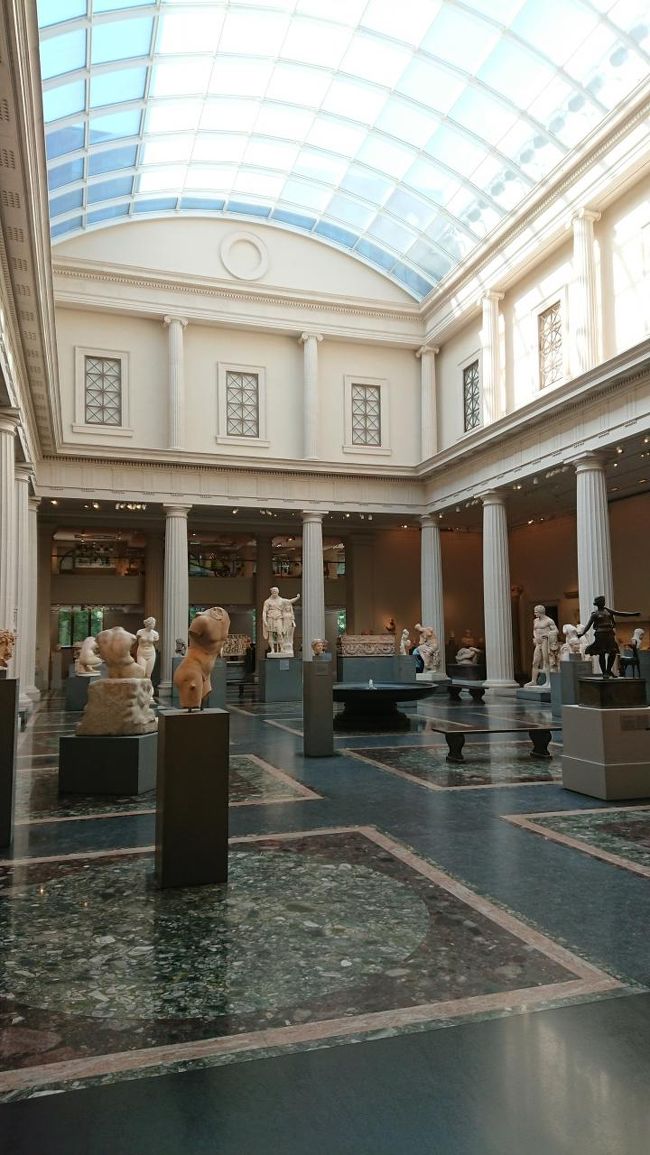 ギリシャローマアートにの方に行ってみます。11:15から土地勘を掴むため日本語ガイドツアーに参加しますので遠くには行けません。メトロポリタン美術館にはたっぷり2日とってあります。そのためにMOMAはやめました。現代美術分からないから優先度合いは下がります。