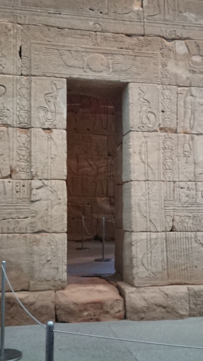 11:15からの日本語ガイドツアー集合に少し遅れて探してもホールにそれらしい人はいない。受付の誰が日本人なんだかキョロキョロさがしていると盛んにこちらを心配して目線を合わせてくれるおばさまがいたので聞いてみたらやはり日本人。もう出発してエジプト神殿の辺りにいるから、そこにいなければその次はここ、と今日のスケジュールと照合しながら教えてくれました<br />11:22　エジプト神殿